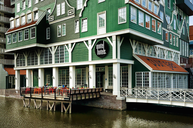 This hotel is a monument to the region's history. Its exterior is designed to look like a mashup of traditional houses in the Zaan area. Each room is themed to represent one aspect of the area's history, with accompanying murals on the walls.