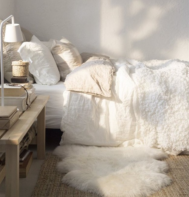 5. 拿一块毛毯摆在床边，让你每天早上下床，双脚更舒服。