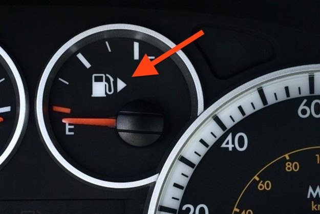 Most cars have an arrow on the fuel gauge that tells you what side of the car the gas tank is on.
