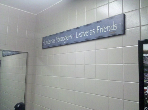 25. 這個在廁所裡頭的標誌...(上頭是「進來是陌生人，出去就是朋友了」，你們到底在廁所做了什麼事情啊？)