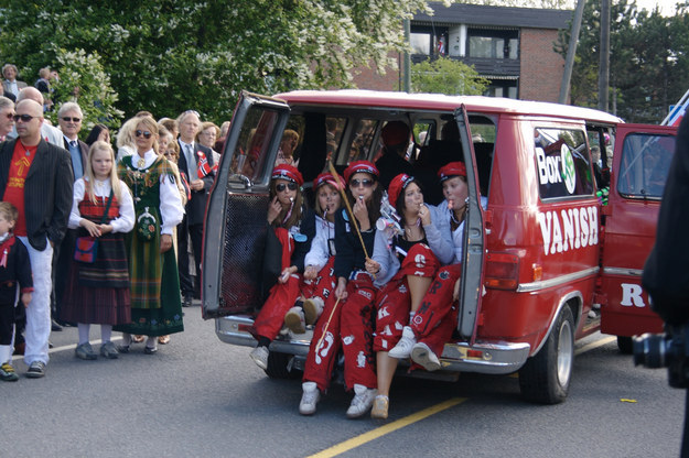 6. 在挪威(Norway)，高中毕业生会参加一个叫作「russefeiring 」的仪式，他们会穿彩色的服装、租用巴士或是箱型车，派对狂欢17个晚上。
