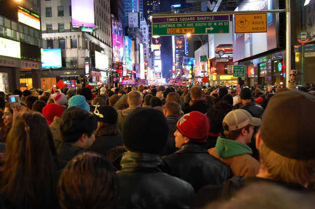 19. 在美国每年跨年的时候，有超过100万人会涌入时代广场(Times Square)，站在寒风中等8个小时，只是为了看到大球从天而降。
