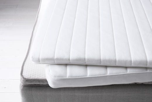 15. 帮你的床垫加一层泡绵或是羽毛的床垫，让你可以睡得更舒适。
