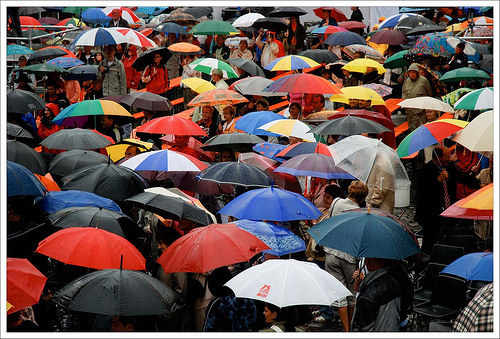 9. 当下雨的时候，你必须一直闪避迎面而来的雨伞攻击。