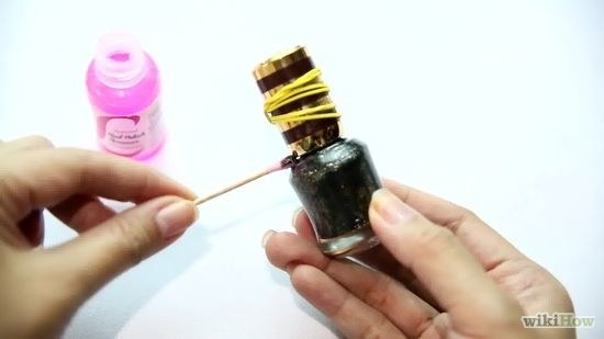 11. 使用指甲油去除劑來打開黏住的指甲油瓶蓋。