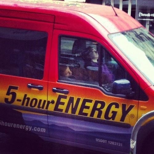 9. 車子上頭寫「5個小時的電力」，但很明顯這2位老兄一點電力都沒有了...