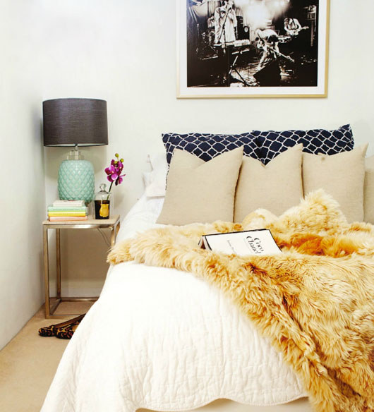 6. 在床铺上层铺一张人造毛皮，会让你整个床铺立刻增添好莱坞式的奢华感。