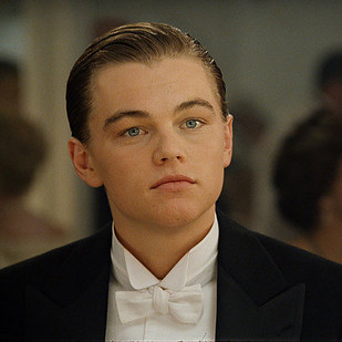 李奧納多·狄卡皮歐 (Leonardo DiCaprio) 飾演傑克道森 Jack Dawson (虛構人物 - 我居然為了虛構人物哭得死去活來...)