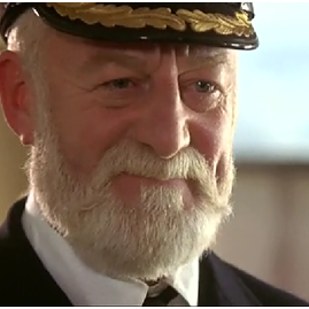 貝納西爾 (Bernard Hill) 飾演 船長愛德華約翰史密斯 (Edward John Smith)