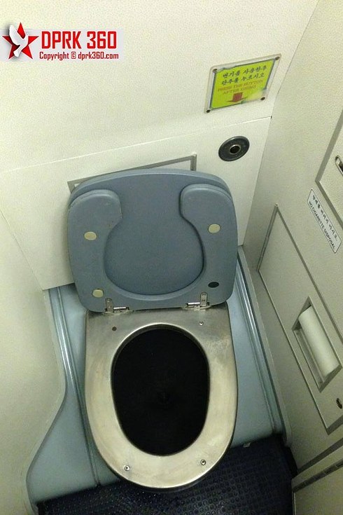 不過，廁所倒是很乾淨。機上也配有安全指南。