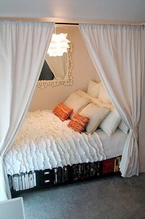 16. 如果你的床铺是在角落、或是你的房间很小，你可以用窗帘来把它变成一个船型的隐密空间。