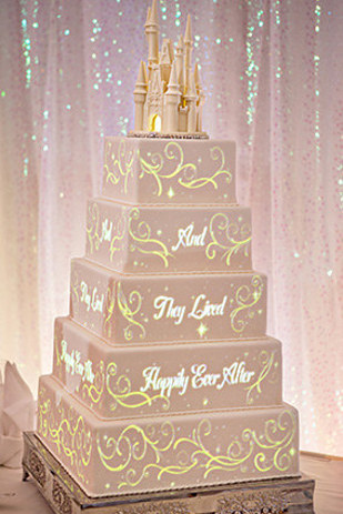 全世界最浪漫、最奇幻的蛋糕诞生了！这样的蛋糕在哪里呢？当然是在最奇幻的王国：迪士尼！他们公开了他们最新的婚礼蛋糕的动画技术。