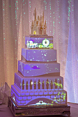 全世界最浪漫、最奇幻的蛋糕诞生了！这样的蛋糕在哪里呢？当然是在最奇幻的王国：迪士尼！他们公开了他们最新的婚礼蛋糕的动画技术。