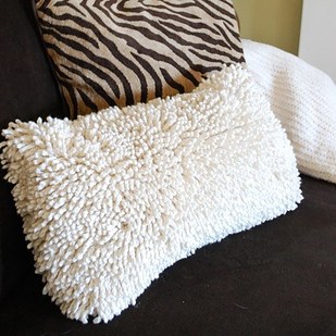 10. 如果你有一些基本的缝纫技巧，那你应该可以将浴室垫子和毯子变成舒服的枕头套。