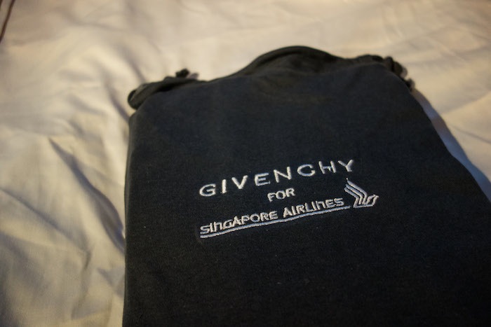 還沒結束呢！所有東西，包括睡衣、拖鞋、枕頭、棉被全部都是紀梵希(Givenchy)的。