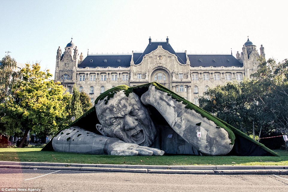 一名匈牙利的藝術家Ervin Herve-Loranth利用聚苯乙烯 (無色韌性合成樹脂) 創造了這個巨型的雕像'Feltépve'，翻譯過來的意思就是 