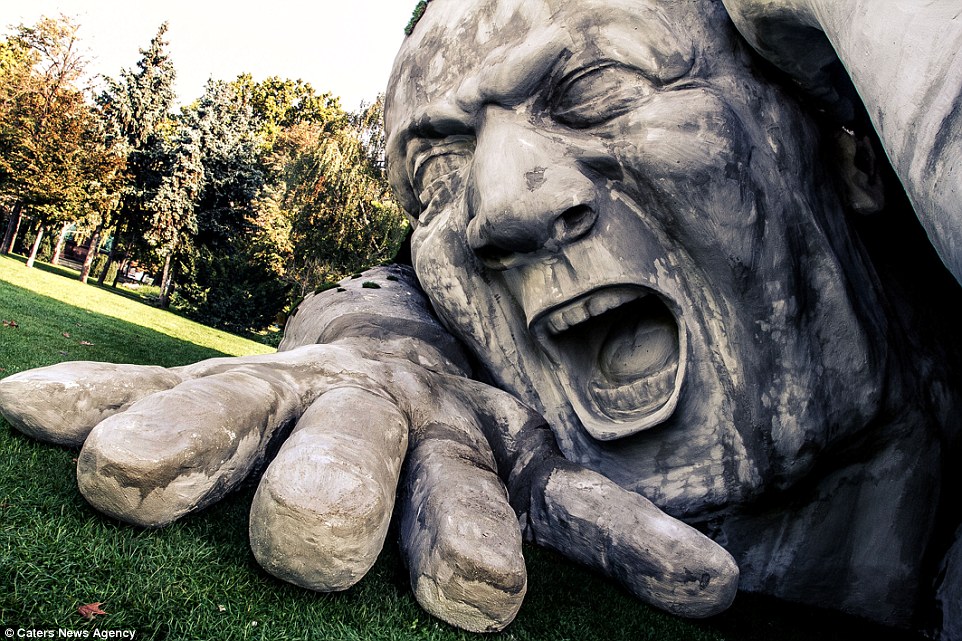 一名匈牙利的藝術家Ervin Herve-Loranth利用聚苯乙烯 (無色韌性合成樹脂) 創造了這個巨型的雕像'Feltépve'，翻譯過來的意思就是 