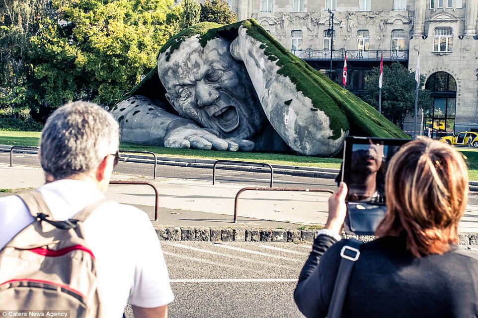 一名匈牙利的艺术家Ervin Herve-Loranth利用聚苯乙烯 (无色韧性合成树脂) 创造了这个巨型的雕像'Feltépve'，翻译过来的意思就是 