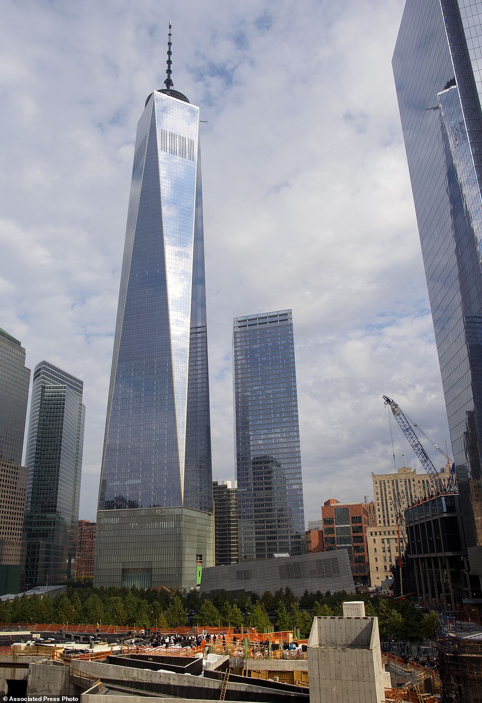 还记得发生在2001年的911恐怖攻击事件吗？那时候纽约世贸中心 (World Trade Center) 被恐怖分子狭持的飞机撞毁倒塌，造成了超过2,700人死亡，深埋在瓦砾碎片当中，让全球关注的人无不悲痛万分。