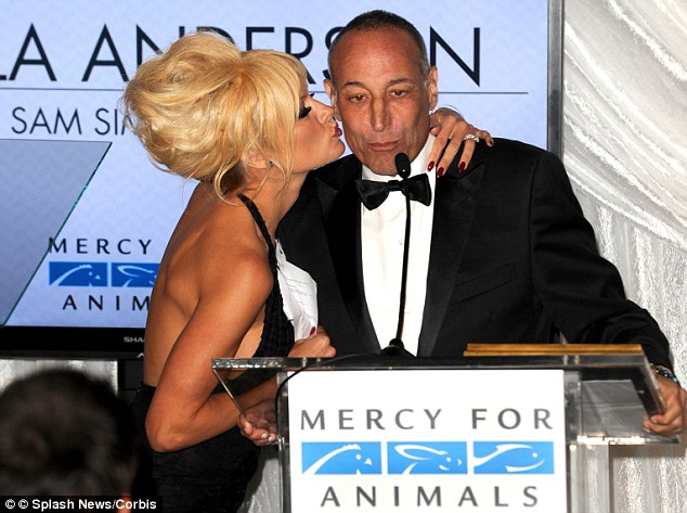 潘蜜拉安德森在「憐憫動物」（Mercy For Animals）頒獎典禮上親吻山姆。