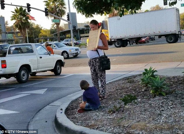 在路边看到一对楚楚可怜的母子，妈妈肚子里还有一个宝宝，手上拿着一张牌子写着「请帮助我」，另一个孩子还坐在地板上，你能不动容、不激起自己的同情心吗？