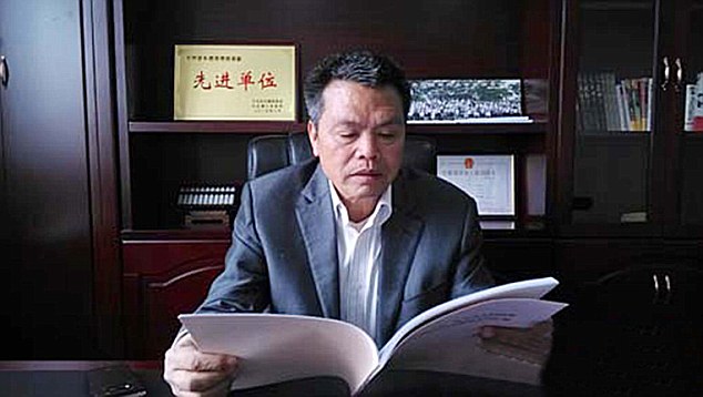 熊水華生長在中國江西新余市，在他的童年中，他和他的家人們一直受到當地居民的照護而成長。最後，這個54歲的商人在鋼鐵行業中賺了大錢，決定要回饋給他所有的居民。
