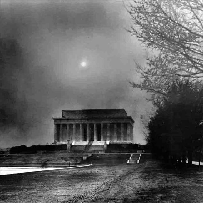 經濟大蕭條的同時，美國中西部地區也出現了嚴重的乾旱以及沙塵暴。而此圖是1935年在華盛頓特區國家廣場發生的沙塵暴。
