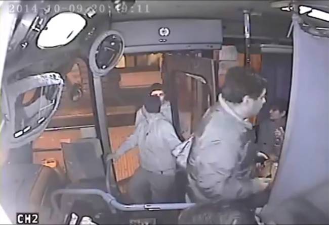 這個在公車搶前的笨賊下一秒得到的超慘現世報，保證讓你拍手叫好！
