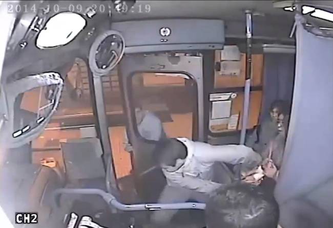 在公車門準備要關上時，搶犯向那位女士的包包伸出手要搶，可是女士抓得好緊！