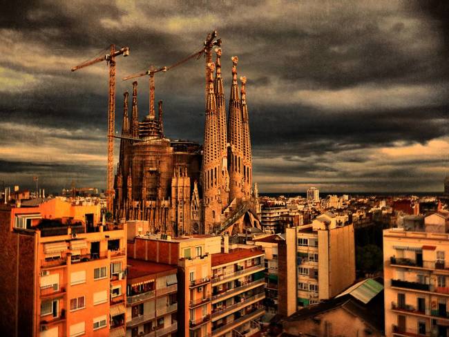 聖家堂最初是由義大利藝術家和建築師安東尼·高迪 (Antoni Gaudi) 所設計的。