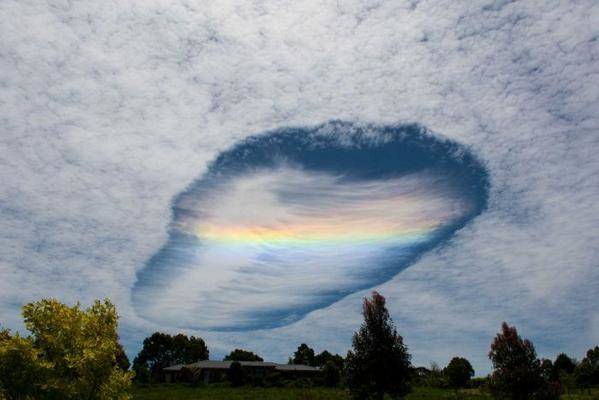 从另一个角度来看，这个雨幡洞云就像是个巨大幽浮一样。