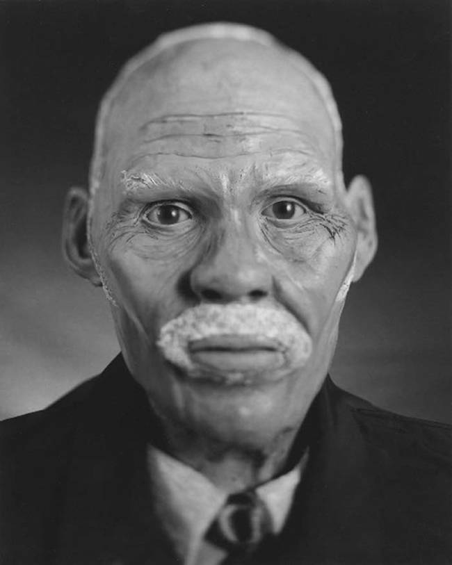 「不言的相似」中，Arne Svenson将这些面部细节都拍摄下来，仿佛它们是真的该死者的肖像一样。