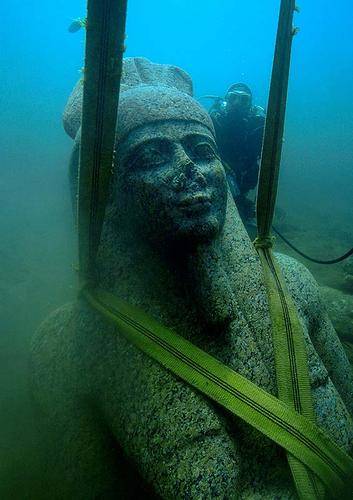 整个考古团队在试图将雕像搬移至水面的过程中加倍谨慎。