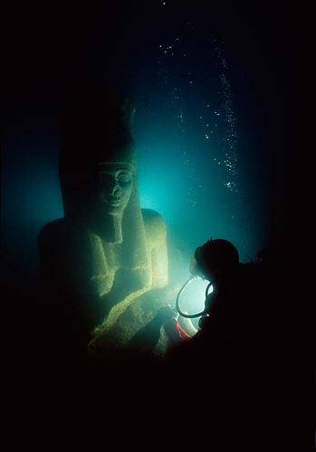 一整个数千年前沈入水中的埃及古城在深海中被寻获。