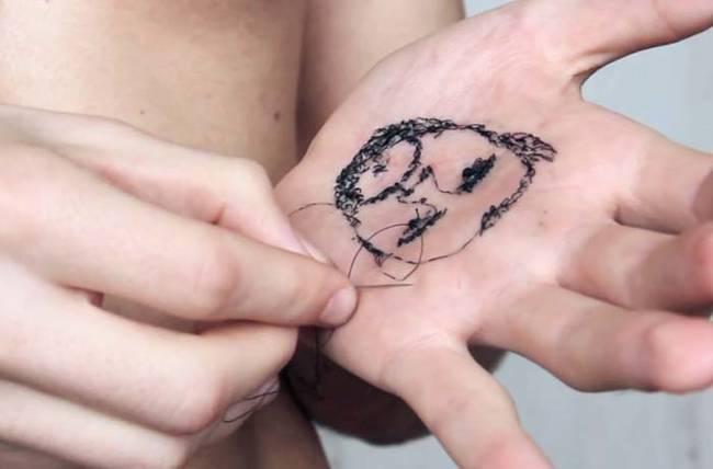 在2014年初，David Cata用針線在自己的手掌上繡出了"家族畫像"。