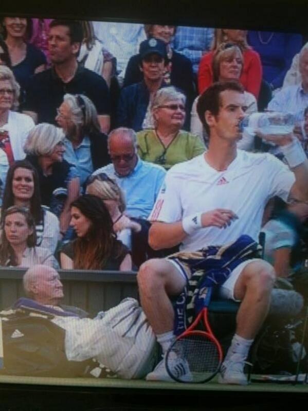 26. 英國網球選手Andy Murray沒有在他的袋子裡藏一個老先生啦！