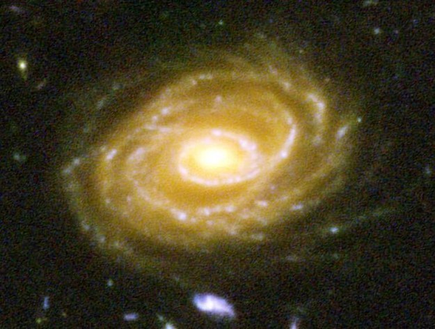 这是其中一个星系，UDF423，距离1000万光年，当你看着这张照片，你其实是看到了数百万年前的过去。