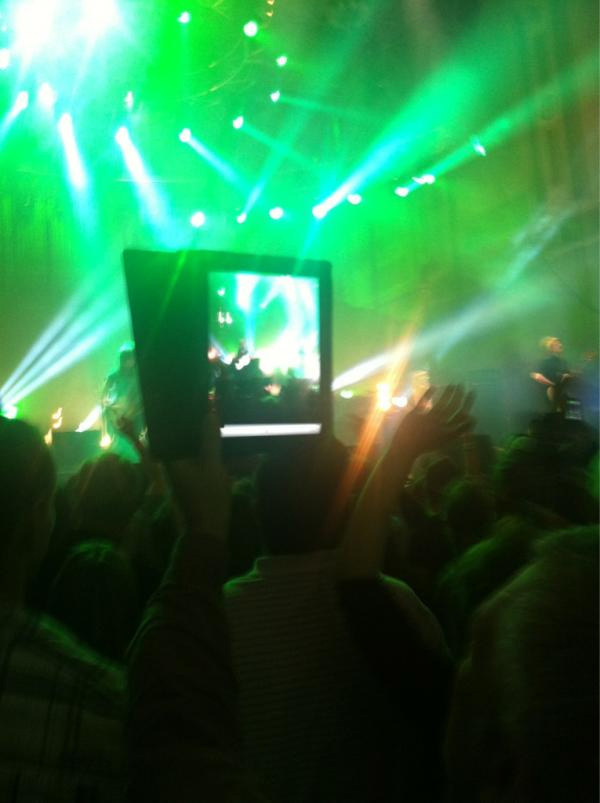 5. 演唱会灯光不应该包括你的 iPad萤幕...