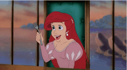 11.) 動畫製作團隊在製片過程中，曾為了Ariel的髮色進行過激烈討論，最後才決定了這個令人印象深刻的紅髮。而最後呈現出來的紅髮搭配上藍綠色的人魚尾巴，正好與另一部美人魚題材的電影Splash中，女星Daryl Hannah所詮釋的金髮美人魚的外觀，完全不同。
