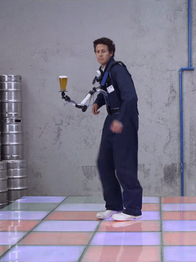 6. 一个男子用机械手臂拿着啤酒一边跳舞，而且啤酒居然不会洒出来！
