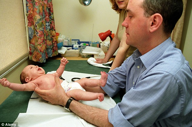 當這個寶寶終於到了32週大的時候，醫生在最近使用了剖腹產，將寶寶生下來。這個小男嬰有1.8公斤中，也非常健康。