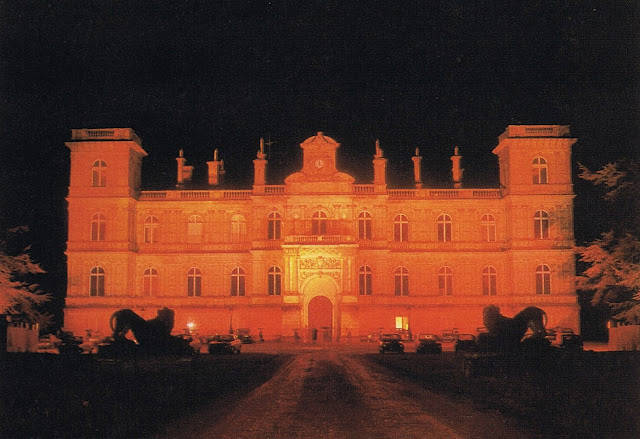 當派對舉辦的時候，費里耶爾城堡（Château de Ferrières）被點燃一個橘色調的光芒，整棟豪宅就像是起火一樣。