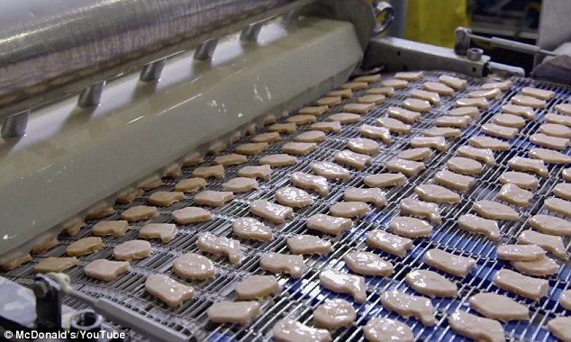 塑形完成的鸡块经过机器后便完成裹粉步骤。