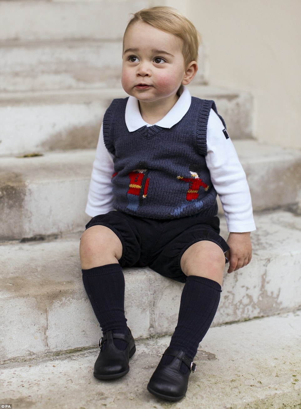 这些照片是在肯辛顿宫（Kensington Palace）所拍摄的，可爱的小王子就在庭院的街上又笑又摆姿势的。