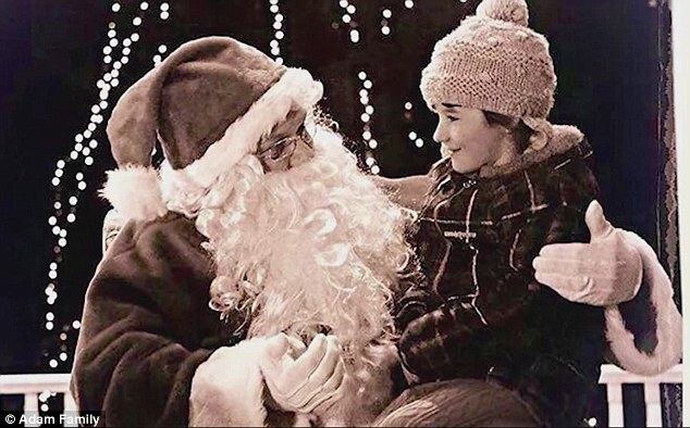 扮演圣诞老人的警察局长Salvatore Albert表示他很高兴可以跟小女孩沟通，然后看到她脸上的笑容、她的眼神充满欣喜，很意外发现圣诞老人也懂得手语。他也希望到了明年，他可以学会更多的手语。