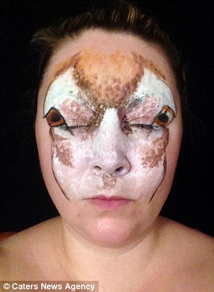 The mother-of-two layered the make up onto her face