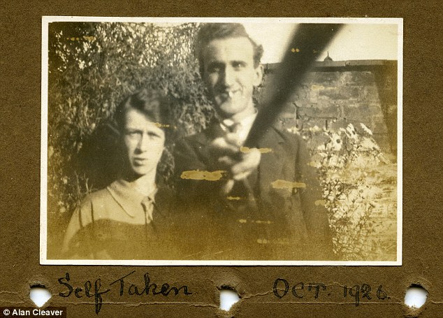一张在1926年的照片，揭露了自拍神泣的使用，Arnold和Helen Hogg夫妇在他们结婚一年后，就在英国拉格比（Warwickshire）用棒子拍下了这张照片。