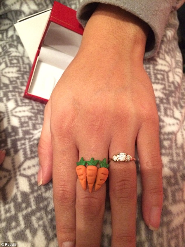 另外也有一名也送女朋友一個很「不浪漫」的惡作劇。他女朋友一直說想要一個三克拉（ct）的鑽戒，結果...他送了一個有三個紅蘿蔔（carrot）的...