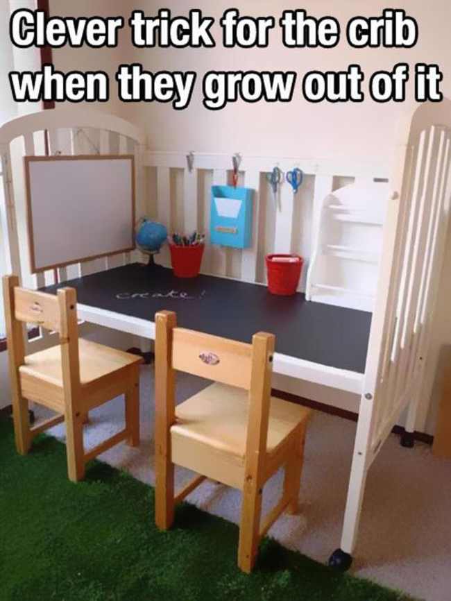 将他们的婴儿床改造成他们的小书桌或工作台！