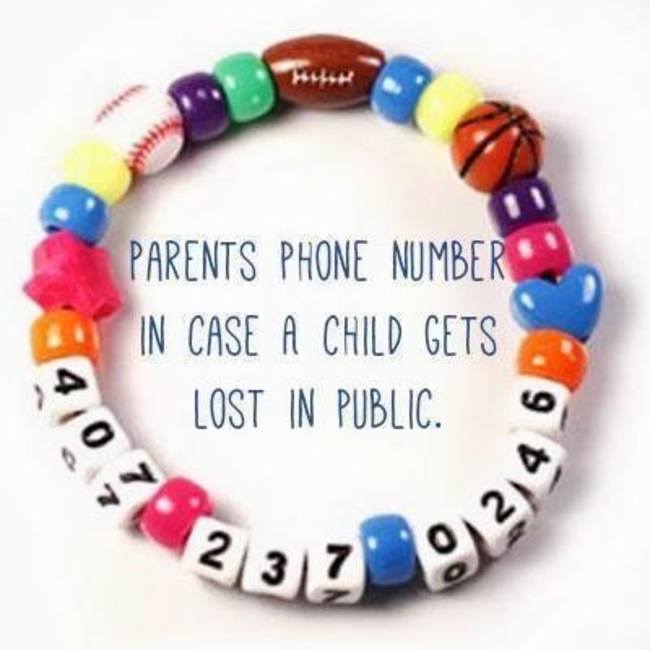 为小孩串上一个上头有爸爸或妈妈手机号码的手炼吧！